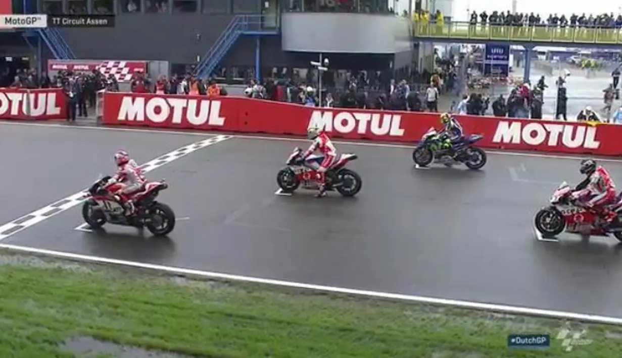 Start ulang dilakukan setelah hujan mereda dengan posisi pebalap sesuai urutan terakhir sebelum dihentikan. (Bola.com/Twitter/MotoGP)