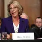 Menteri Pendidikan Amerika Serikat Betsy DeVos saat dilantik pada 17 Januari 2017. (AFP Photo/CHIP SOMODEVILLA)