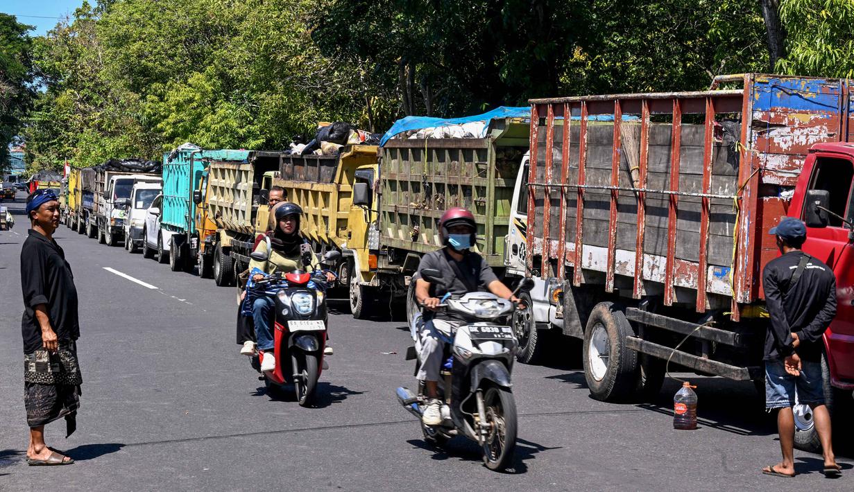 Dalam aksinya, massa menuntut pembukaan kembali TPA Suwung tanpa pembatasan sementara proses revitalisasi dapat terus berjalan hingga fasilitas pengolahan sampah menjadi energi listrik dapat beroperasi. Tampak dalam foto, massa memprotes keputusan pemerintah untuk melarang pembuangan sampah organik di Tempat Pembuangan Akhir (TPA) Sampah, Suwung, menjelang penutupan permanen yang direncanakan akhir tahun ini, di Denpasar, Bali, pada Kamis 16 April 2026. (SONNY TUMBELAKA/AFP)
