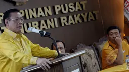 Ketua Umum Partai Golkar, Agung Laksono (kiri) berpidato pada pertemuan dengan Partai Hanura , Jakarta, Jum’at(13/3/2015). Agung Laksono menegaskan safari politiknya untuk memberikan dukungan pada pemerintahan saat ini. (Liputan6.com/Andrian M Tunay)