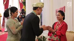 Putra Presiden RI ke-6 SBY, Agus Harimurti Yudhoyono atau AHY didampingi istri Annisa Pohan bersalaman dengan Ibu Negara Iriana Jokowi usai Upacara HUT ke-74 RI di Istana Merdeka, Jakarta, Sabtu (17/8/2019). AHY dan Annisa tampil berbaju adat Sumbar dan Kebaya. (Liputan6.com/HO/Anung Aninditio)