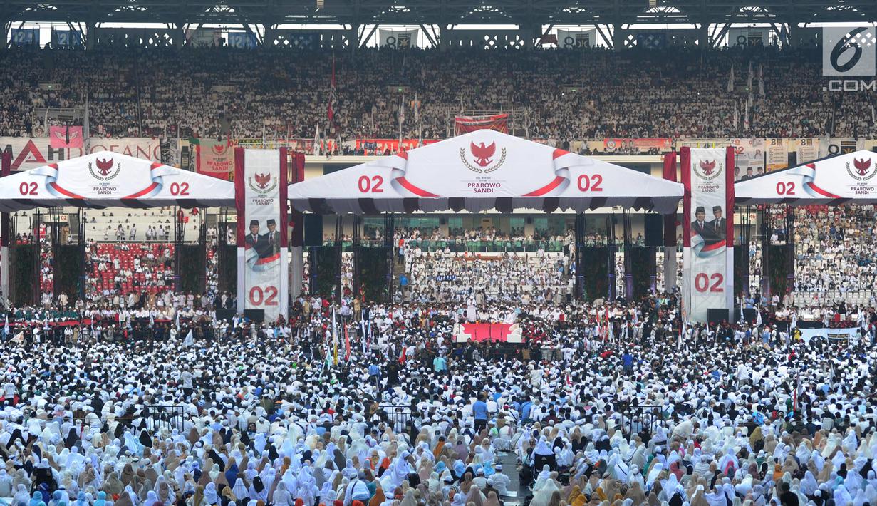 Suasana kampanye akbar pasangan capres-cawapres nomor urut 02 Prabowo Subianto - Sandiaga Uno memadati Stadion Utama Gelora Bung Karno (SUGBK), Senayan, Jakarta, Minggu (7/4/2019). Berbagai atribut kampanye dan bendera merah putih juga berkibar di SUGBK. (merdeka.com/Arie Basuki)
