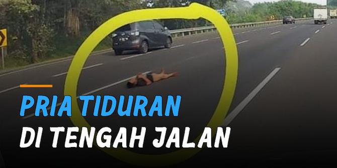 VIDEO: Viral Aksi Pria Tiduran di Tengah Jalan Tol Jagorawi