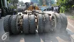 Warga melihat truk bermuatan alat berat ekskavator mengalami patah as di Jakarta, Selasa (29/9/2015). Imbas dari truk bermuatan alat berat mengalami patah as itu, Jalan Sudirman mengarah ke Jalan MH Thamrin terpantau padat. (Liputan6.com/Gempur M Surya)