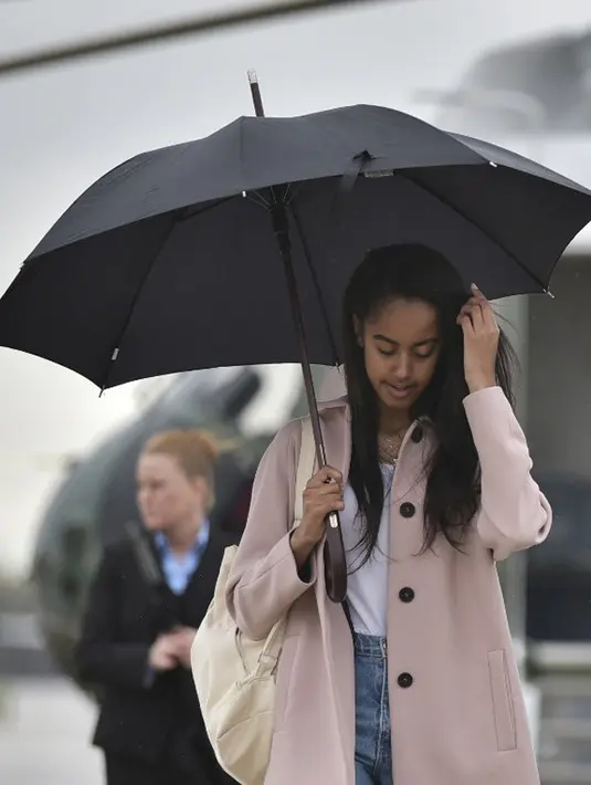 Saat ini Malia Obama berusia 18 tahun, sedangkan Drake 30 tahun. Mengingat usia Malia yang kini terbilang masih muda, sepertinya sebagai ayah, Barack Obama akan lebih mendukung putrinya untuk fokus dalam pendidikan. (AFP/Bintang.com)