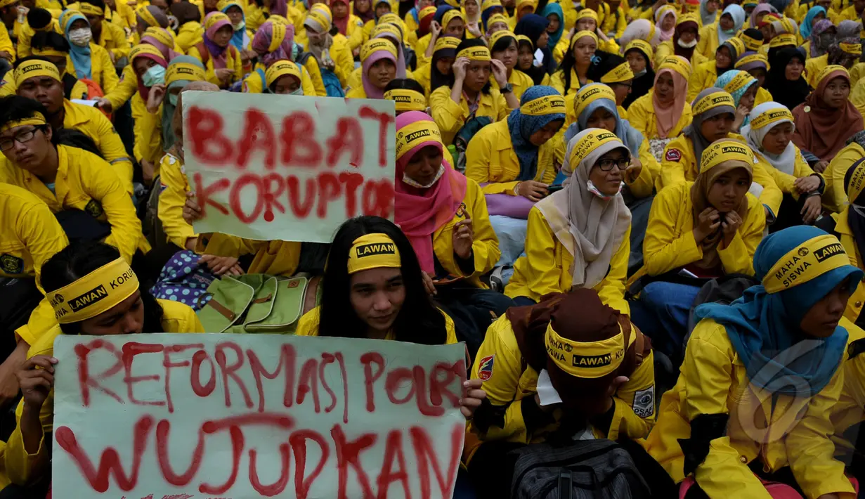 Ratusan mahasiswa UI menggelar aksi di kampus UI Salemba, Jakarta, Jumat (20/3/2015). Mereka mengultimatum dan mengumpulkan surat untuk Presiden Jokowi. (Liputan6.com/Johan Tallo) 