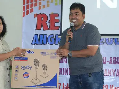 Alumni SMAN 57 angkatan 2003 mengadakan reuni dengan tema "Dulu, Kini dan Selamanya" di gedung SMAN 57 Jakarta, Minggu (29/3/2015). Dalam acara tersebut para alumni memberikan bantuan kepada pihak sekolah. (Dok.Pribadi)