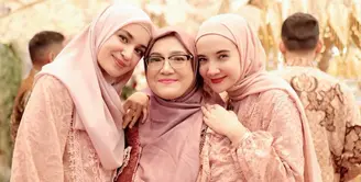 Zaskia dan Shireen pun kompak membawa tas Dior. Sedangkan sang ibunda membawa sling bag merah dari Gucci. [@shireensungkar]