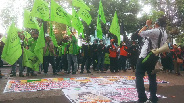 Serikat Pekerja Seluruh Indonesia (SPSI) Kota Bandung berunjuk rasa di depan Balai Kota Bandung, menuntut kenaikan UMK naik 6,35 Persen Rabu, 24 November 2022.