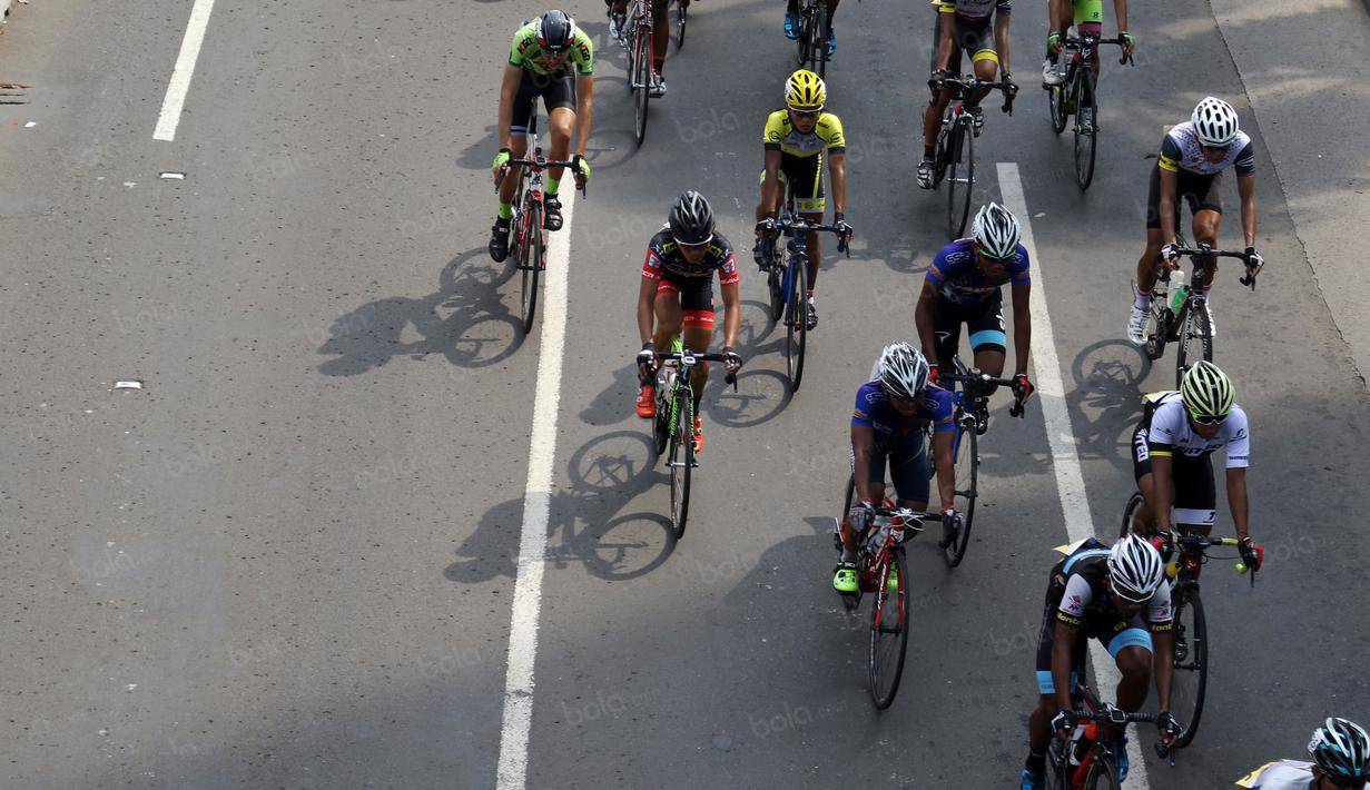 Para pebalap saat melewati ruas jalan protokol Sudirman pada ajang Tour de Jakarta di Bundaran Hotel Indonesia, Jakarta, Sabtu (30/7/2016). (Bola.com/Nicklas Hanoatubun)