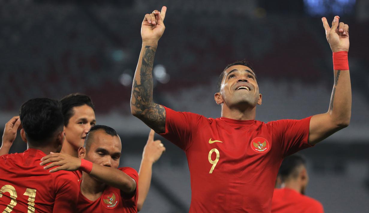 Striker Timnas Indonesia, Beto Goncalves, merayakan gol ke gawang Vanuatu pada laga persahabatan di SUGBK, Jakarta, Sabtu (15/6). Indonesia menang 6-0 atas Vanuatu. (Bola.com/Yoppy Renato)