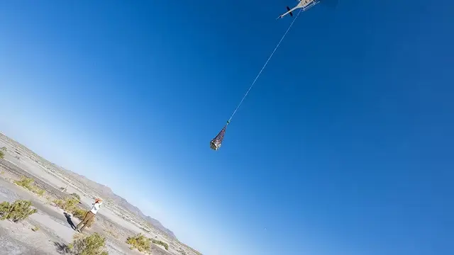 Helikopter dikirim untuk mengangkut kapsul yang membawa sampel debu dan batu dari Asteroid Bennu. Kapsul tersebut mendarat di Gurun Barat, Utah, Amerika Serikat, pada Minggu (24/9/2023). (Dok. NASA)