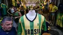 Penggemar sepak bola Brasil berbelanja di pasar Saara, Rio de Janeiro, Brasil, pada Selasa 9 Juni 2026, menjelang turnamen Piala Dunia FIFA 2026. (Nelson ALMEIDA/AFP)