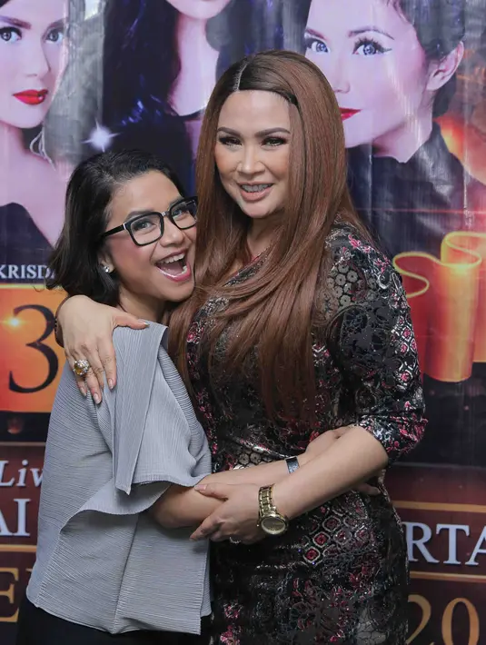 "Satu segmen yang menarik adalah KDRT, KD itu Krisdayanti dan R itu Ruth Sahayana, serta T itu adalah Titi DJ," kata Titi DJ di Hotel Grand Kemang, Jakarta Selatan, Rabu (10/8). (Andy Masela/Bintang.com)
