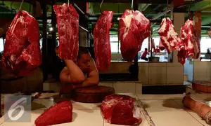 Penjual daging sapi di pasar Kramat Jati saat menunggu pembeli, Jakarta, Jumat (23/10/2015). (Liputan6.com/Yoppy Renato)