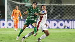 Pemain PSS Sleman, Dominikus Dion Oktawian Wibowo (kiri) berebut bola dengan pemain Garudayaksa FC, Asep Berlian dalam laga final Pegadaian Championship 2025/2026 di Stadion Maguwoharjo, Sleman, Yogyakarta, Sabtu (09/05/2026). (Bola.com/Abdul Aziz)