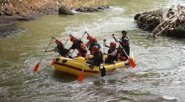 Anggota Federasi Arung Jeram Kota Depok (FAJI) berlatih di aliran Sungai Ciliwung, Depok, Jumat (26/6/2020). Latihan yang digelar tiga kali dalam seminggu itu diikuti atlet arung jeram Kota Depok serta anggota federasi lain yang menjadi calon atlet di masa depan. (Liputan6.com/Immanuel Antonius)