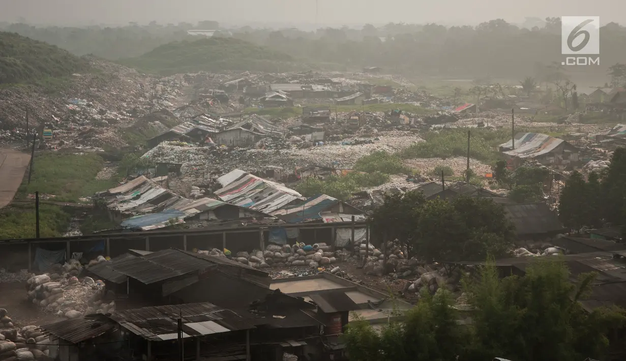 Pagi itu suasana di permukiman terlihat sepi, kabut tipis udara pagi menyelimuti rumah-rumah petak yang berada di pinggiran gunungan sampah TPA Bantar Gebang, Kota Bekasi, Jawa Barat. (Liputan6.com/Yoppy Renato)
