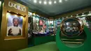 Sejumlah koleksi Pele dipajang di Museum Pele di Lugansk, Ukraina Timur (17/3/2016). FIFA mengakui Museum Pele sebagai museum pertama di dunia yang didedikasikan untuk pesepak bola dan dianggap sebagai yang terbaik di abad 90. (AFP Photo/Aleksey Filippov)