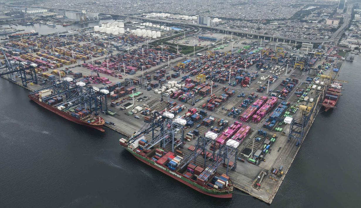 Deputi Bidang Distribusi dan Jasa BPS, Ateng Hartono mengatakan, pada Senin (2/2/2026), dengan capaian tersebut Indonesia membukukan surplus neraca perdagangan selama 68 bulan berturut-turut sejak Mei 2020. Tampak foto udara menunjukkan aktivitas bongkar muat peti kemas di Jakarta International Container Terminal, pada Rabu 4 Februari 2026. (BAY ISMOYO/AFP)