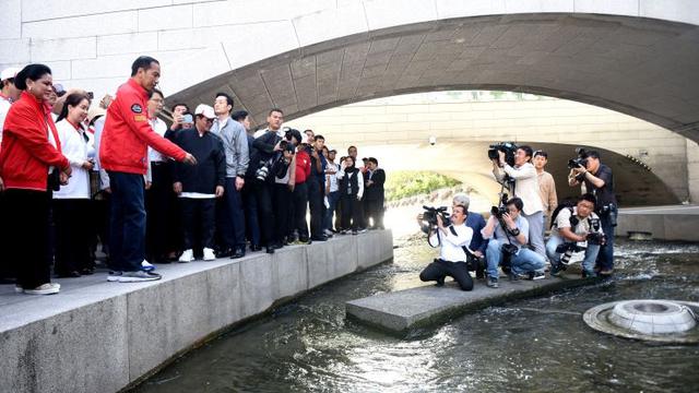 Presiden Jokowi menyaksikan kebersihan Sungai Cheonggyecheon saat jalan pagi di Seoul, Korsel, Selasa (11/9) pagi. (Foto: Setkab)