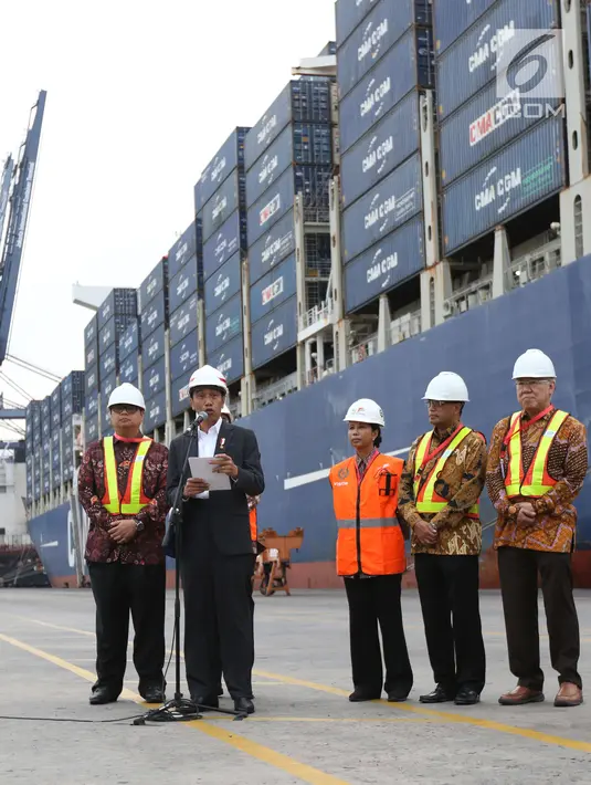 Presiden Jokowi memberi sambutan saat melepas ekspor produk manufaktur ke AS dari Pelabuhan Tanjung Priok, Jakarta, Selasa (15/5). Produk ekspor ini diberangkatkan langsung ke AS, tanpa melalui perantara negara ketiga. (Liputan6.com/Angga Yuniar)