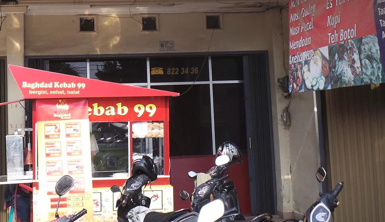 Di sebuah ruko berlantai dua di Jl Wibawa Mukti, Jatiasih, Kota Bekasi pada Sabtu (9/8/2014) malam, tim Densus 88 menangkap seorang terduga teroris. (Liputan6.com/Faizal Fanani)