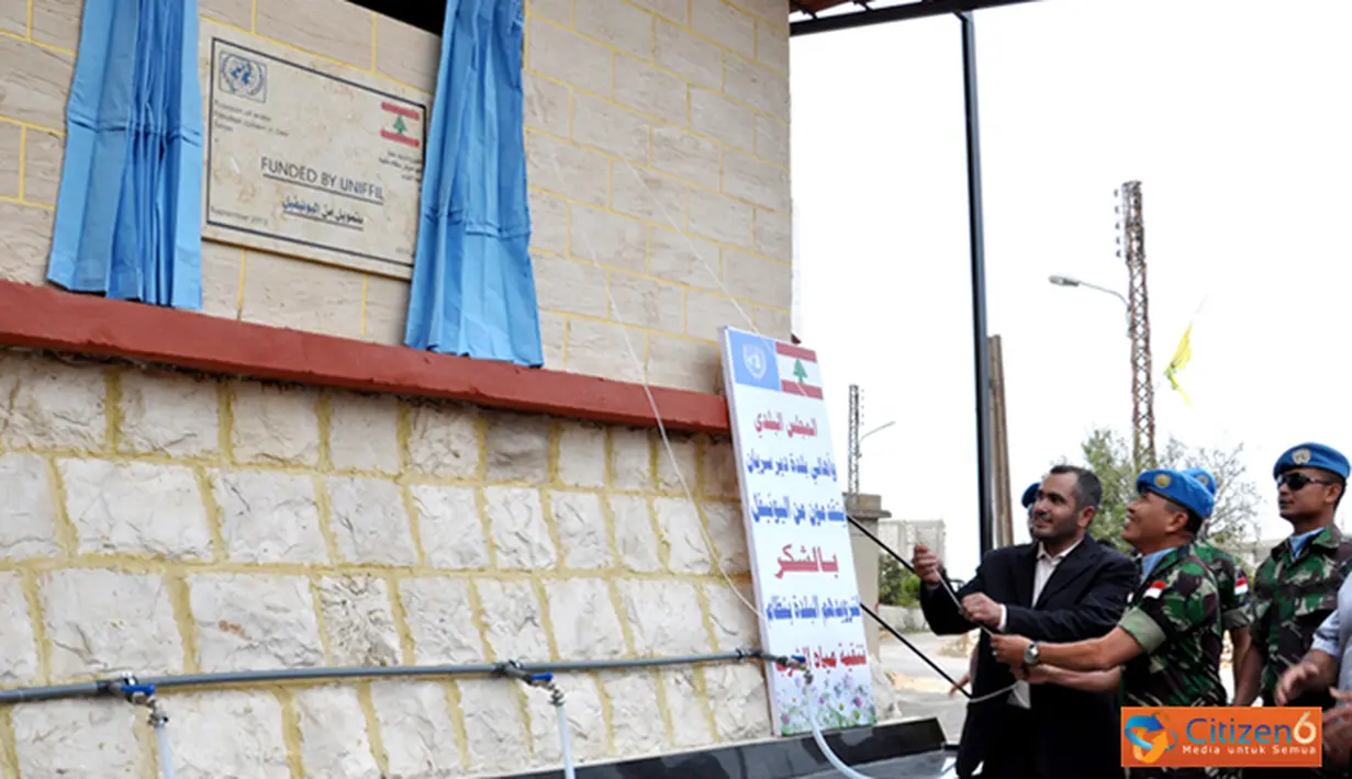 Citizen6, Lebanon: Penyerahan dan peresmian penggunaannya ditandai dengan pembukaan papan selubung proyek oleh Dansatgas Indobatt didampingi Mayor Deir Siriane beserta tokoh masyarakat setempat. (Pengirim: Badarudin Bakri). 