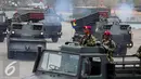 Iring-irangan Kendaraan alutista peluncur roket saat peringatan HUT TNI ke-70 di Dermaga Indah Kiat, Cilegon, Banten, Senin (5/10/2015). HUT TNI Ke-70 ditandai atraksi tempur tiga matra TNI Angkata Darat, Laut dan Udara. (Liputan6.com/Faisal Fanani)
