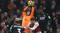 Kiper Arsenal, Petr Cech mengamankan bola dari kejaran pemain Crystal Palace pada lanjutan Premier League di Emirates stadium, London, (20/1/2018). Arsenal menang 4-1. (AP/Frank Augstein)