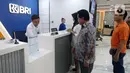 Direktur Utama Bank Rakyat Indonesia (BRI), Hery Gunardi juga menyempatkan melihat langsung pelayanan nasabah di bagian teller. (Liputan6.com/Helmi Fithriansyah)
