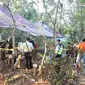 Personel Polres Kebumen dan tim dokter RSUD Margono Sukarjo membongkar makam untuk mengotopsi jenazah diduga korban pembunuhan.  (Foto: Liputan6.com/Muhamad Ridlo)