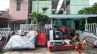 Barang - barang yang berada didalam kompleks Zeni dikeluarkan oleh pihak TNI Angkatan Darat di Mampang, Jakarta Selatan, Minggu (17/1). Meskipun sempat ricuh, Kodam Jaya tetap mengosongkan rumah. (Liputan6.com/Immanuel Antonius)