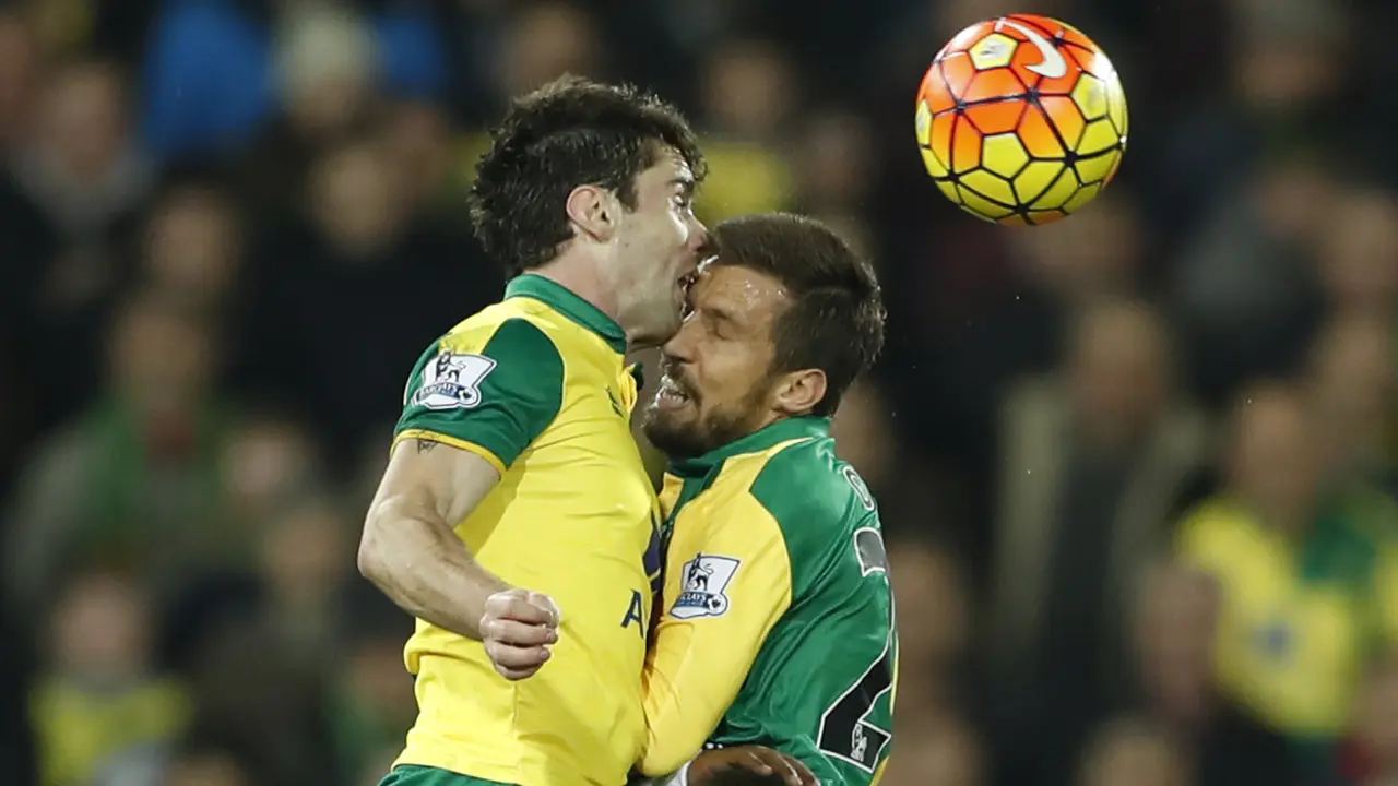 Pemain Norwich City, Robbie Brady, bertabrakan dengan sesama rekannya, Gary O'Neil