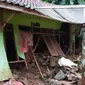 Beberapa rumah warga di desa Makermulya, Kecamatan Talegong, Garut, Jawa Barat rusak parah tertimpa material longsor. (Liputan6.com/Jayadi Supriadin)