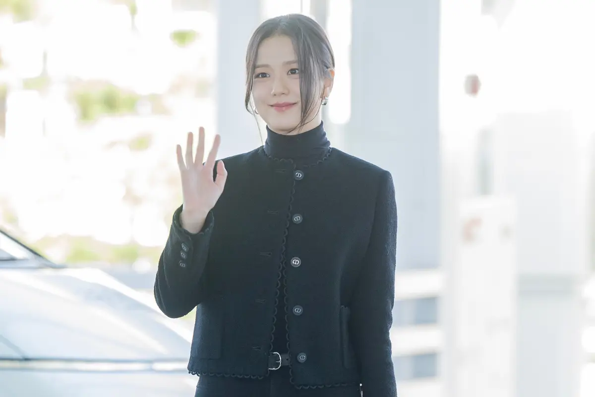Gaya Airport Style Jisoo Blackpink untuk hadir di Dior Paris Fashion week