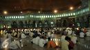 Suasana di dalam Masjid Al-azhom saat menjalankan salat  gerhana matahari di Kota Tangerang, Rabu (9/3/2016). Salat gerhana tersebut diadakan sebagai ungkapan syukur atas kuasa Allah SWT. (Liputan6.com/Faisal R Syam)