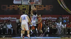 Pemain Satria Muda Britama, Christian Sitepu berusaha memasukkan bola ke ring saat melawan Pelita Jaya Energi-MP pada laga NBL Championship, Jakarta, Minggu (10/5). Satria Muda Britama unggul 62-54 atas Pelita Jaya Energi-MP (Liputan6.com/Herman Zakharia)
