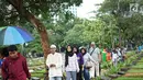 Warga usai berziarah di TPU Karet Bivak, Jakarta, Sabtu (4/5). Menjelang Bulan Ramadan, sejumlah TPU di Ibukota ramai dikunjungi warga untuk berziarah yang menjadi tradisi setiap tahun. (Liputan6.com/Immanuel Antonius)