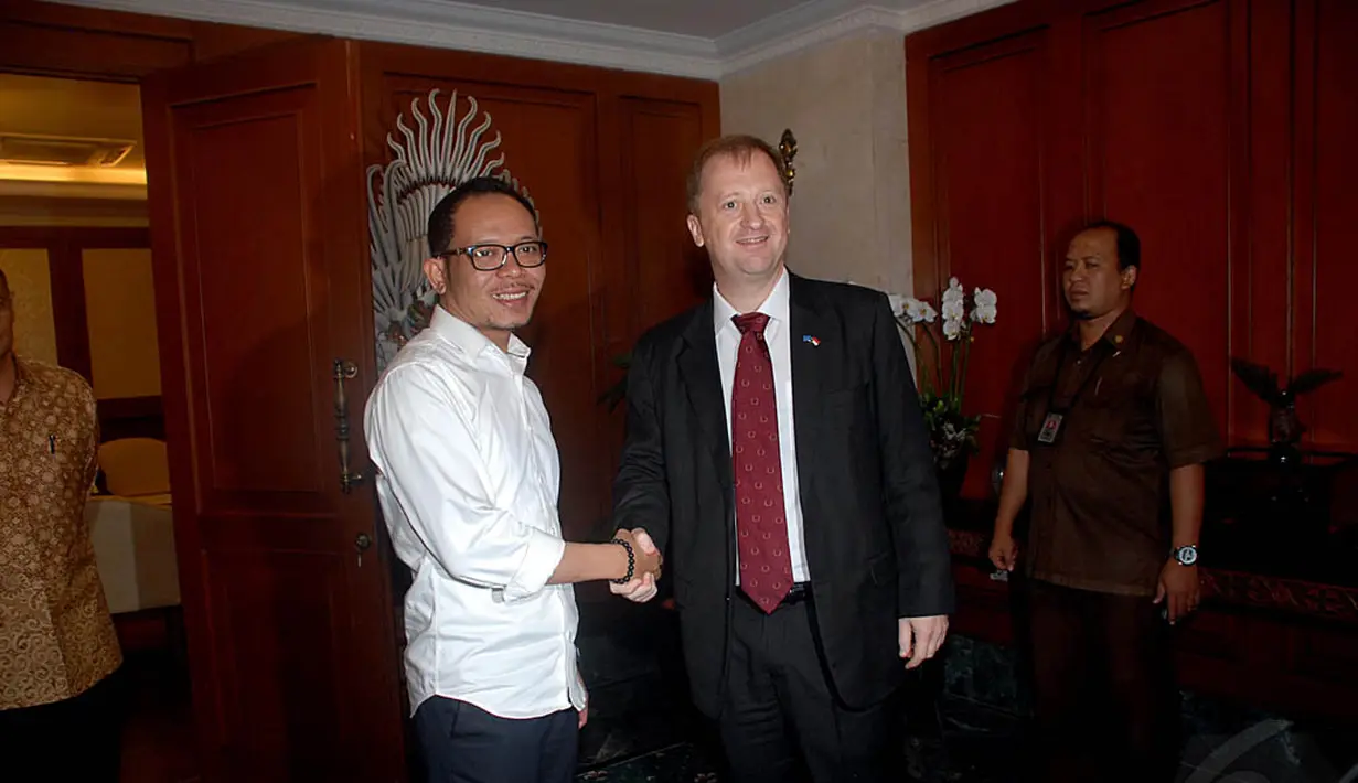 Menaker Hanif Dhakiri saat menerima kunjungan Direktur ILO untuk Indonesia, Jakarta, Senin (17/11/2014). (Liputan6.com/Johan Tallo)
