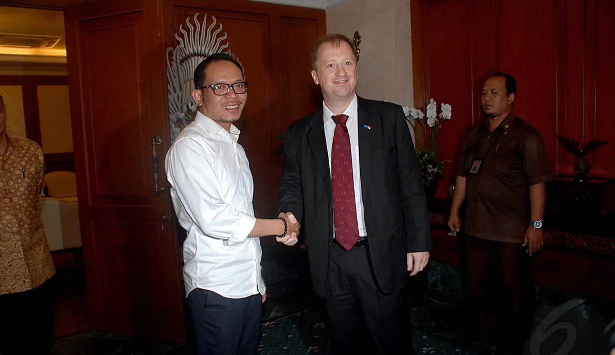 Menaker Hanif Dhakiri saat menerima kunjungan Direktur ILO untuk Indonesia, Jakarta, Senin (17/11/2014). (Liputan6.com/Johan Tallo)