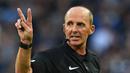Mike Dean sempat menganulir dua gol Manchester United di babak pertama, yang masing-masing lahir dari sundulan Raphael Varane dan bunuh diri Josh Brownhill. Wasit yang telah memimpin lebih dari 500 partai sejak tahun 2000 ini memang dikenal kerap membuat keputusan kontroversial. (AFP/Glyn Kirk)