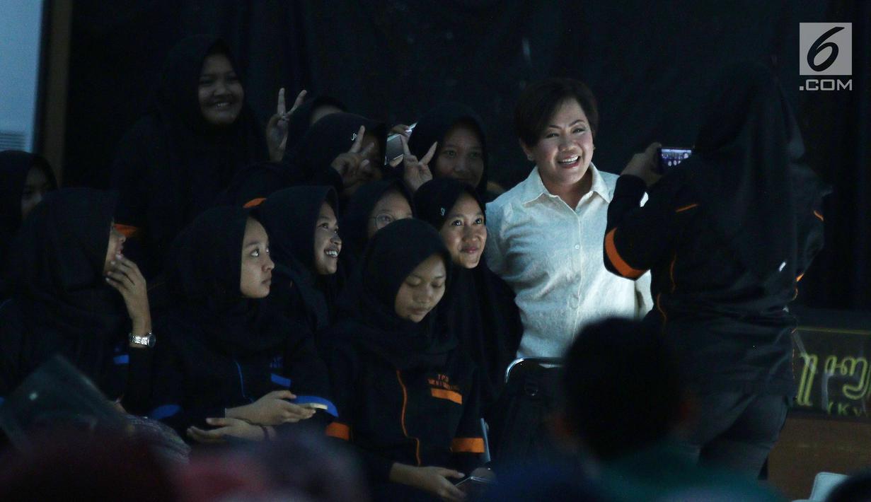 Direktur Programming SCM Harsiwi Achmad foto bersama peserta Emtek Goes to Campus (EGTC) 2018 di Universitas Negeri Semarang (UNNES), Semarang, Rabu (18/7). (Liputan6.com/Herman Zakharia)