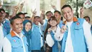 Di nomor urut satu pasangan cabup dan cawabup Kabupaten Bandung Barat (KBB) ada Didik Agus Triwiyono dan Gilang Dirga. Mereka juga didampingi oleh istri masing-masing saat datang ke acara debat perdana pilbup Bandung Barat. Didik dan Gilang Dirga kompak kenakan rompi ala Dilan dengan kemeja putih sebagai inner. (Liputan6.com/IG/@didik.gilangdirga)