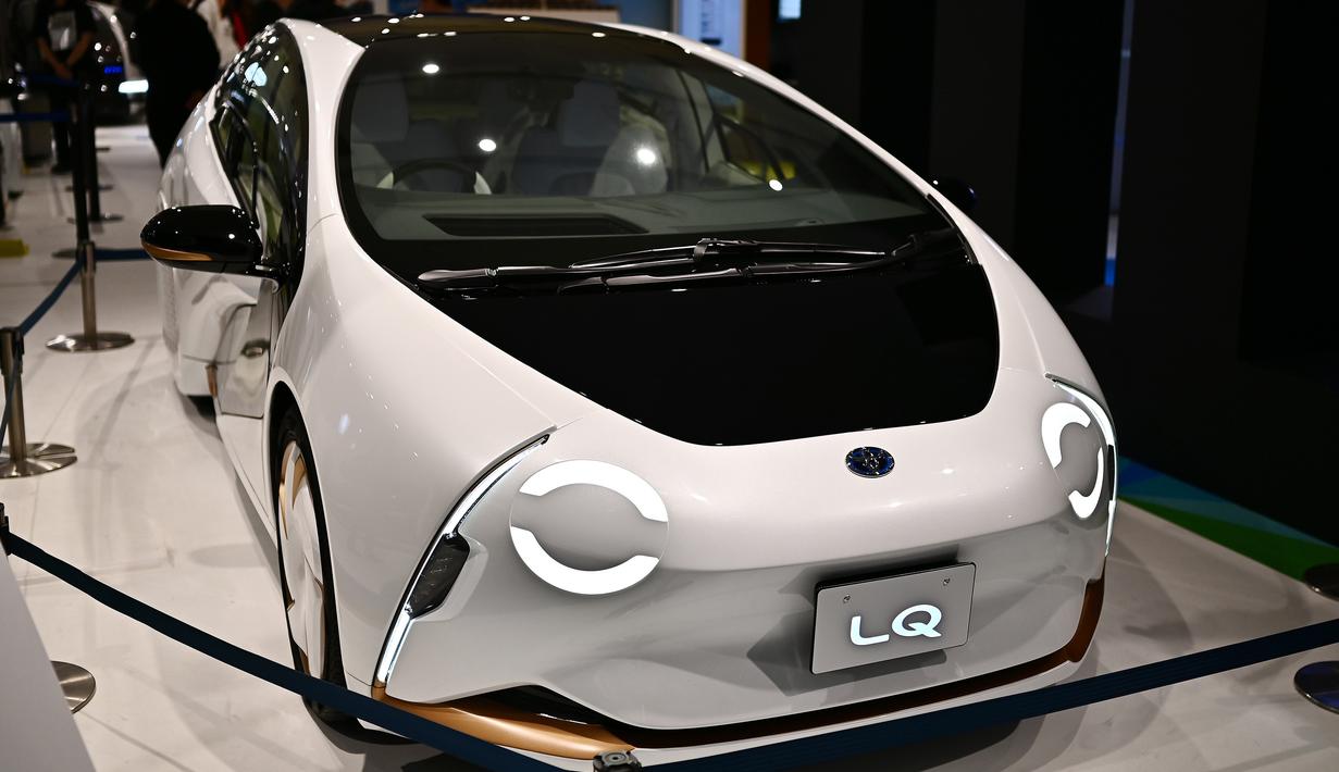 Mobil konsep Toyota LQ dipamerkan dalam Tokyo Motor Show di Tokyo, Jepang, Jumat (25/10/2019). (TRIBALLEAU CHARLY/AFP)