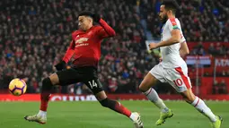 Gelandang MU, Jesse Lingard mencoba melewati pemain Crystal Palace pada laga lanjutan Premier League yang berlangsung di stadion Old Trafford, Manchester, Minggu (25/11). MU bermain imbang 0-0. (AFP/Lindsay Parnaby)