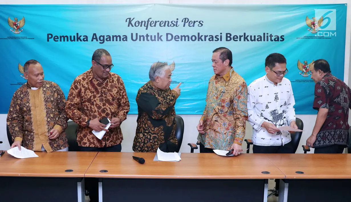 Utusan Khusus Presiden RI untuk Dialog dan Kerja sama antar Agama dan Peradaban, Din Syamsuddin (ketiga kiri) bersama perwakilan pemuka agama yang ada di Indonesia usai memberikan pernyataan di Jakarta, Selasa (10/7). (Liputan6.com/Helmi Fithriansyah)