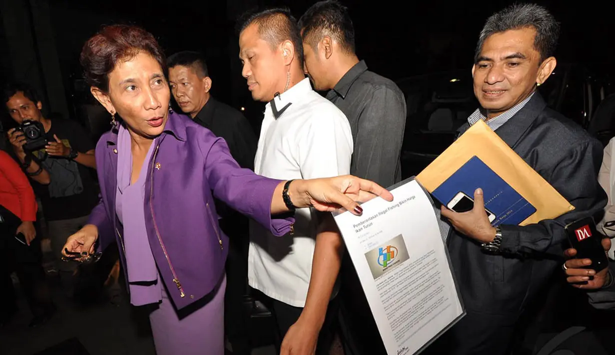 Menteri Susi Pudjiastuti menunjukan lembaran beberapa lembar cetakan berita sebuah media online, Jakarta, Rabu (3/12/2014). (Liputan6.com/Miftahul Hayat)