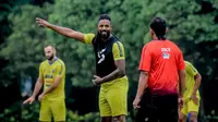 Pemain Arema FC, Carlos Fortes (tengah). (Bola.com/Iwan/Setiawan)