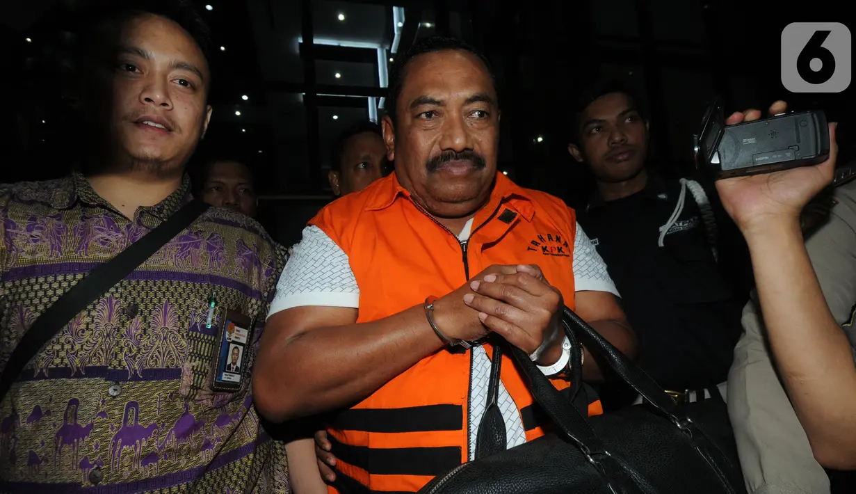 Carsa AS selaku pihak swasta penyuap Bupati Indramayu, Supendi usai menjalani pemeriksaan di Gedung KPK, Jakarta, Rabu (16/10/2019). Carsa AS resmi ditahan untuk mempermudah pemeriksaan terkait memberi suap pengaturan proyek dilingkungan Pemkab Indramayu tahun 2019. (merdeka.com/Dwi Narwoko)